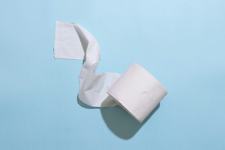 <p>Lenços, papel higiênico e papel toalha: Embora sejam feitos de papel, quando usados esses materiais acabam sendo contaminados com resíduos biológicos.</p>
