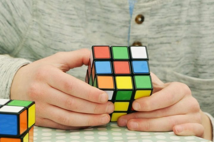 <p>Apesar de parecer simples, o cubo mágico tem mais de 43 quintilhões de combinações possíveis, o que o torna extremamente desafiador.</p>
