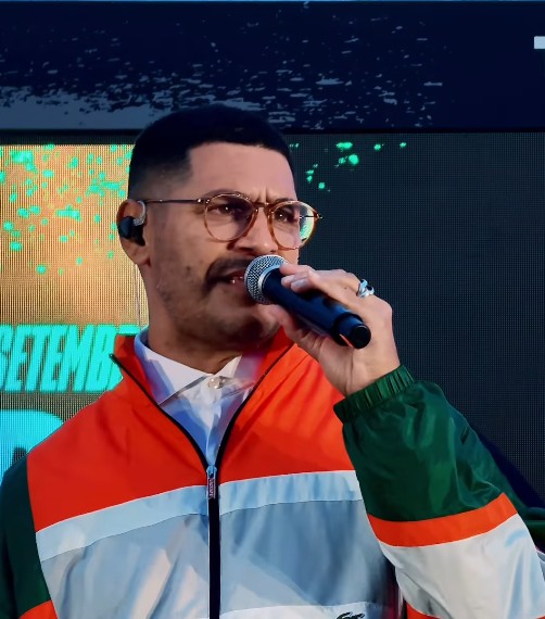 <p>Criolo – Nascido em 5 de setembro de 1975, em São Paulo, seu nome de batismo é Kleber Cavalcante Gomes. O artista explicou que escolheu o nome para ressignificar um termo historicamente estigmatizado. No início dos anos 2000, usava o nome artístico “Criolo Doido”, mas deixou de utilizar “Doido” por volta de 2011.</p>
