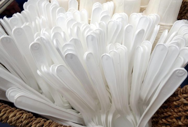 <p>Talheres e pratinhos de plástico: A ausência de interesse comercial torna esses itens inviáveis na prática, apesar de serem tecnicamente reaproveitáveis. Uma alternativa mais sustentável é optar por pratos de papel e talheres de bambu.</p>
