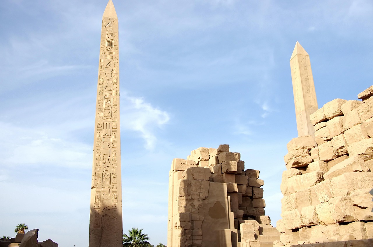 Os obeliscos têm origem no Antigo Egito e eram considerados monumentos de proteção e defesa, capazes de dispersar forças negativas e perfurar nuvens de tempestades. O termo vem do grego obeliskos (significa “pilar” ou “agulha”). Esculpidos em monólitos de pedra, em geral granito, tinham forma quadrangular alongada e inscrições hieroglíficas que exaltavam faraós. Hoje, estão espalhados pelo mundo. -  (crédito: Imagem de DEZALB por Pixabay)