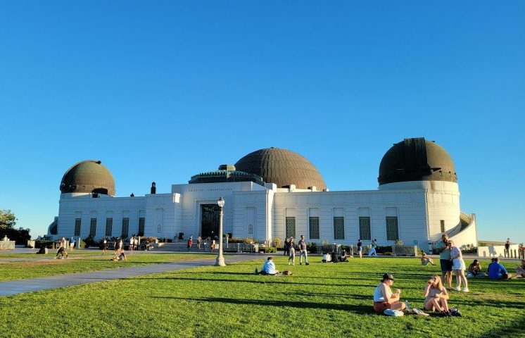<p>Entre as curiosidades, destaca-se o fato de que o Griffith Observatory é um dos poucos grandes observatórios do mundo com entrada gratuita desde sua inauguração, o que contribui para sua enorme popularidade.</p>
