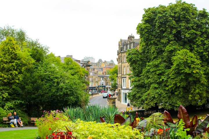 4º) Harrogate, Reino Unido: É uma elegante cidade termal em North Yorkshire, famosa por jardins bem cuidados e salões de chá da tarde tradicionais muito valorizados pelos visitantes.