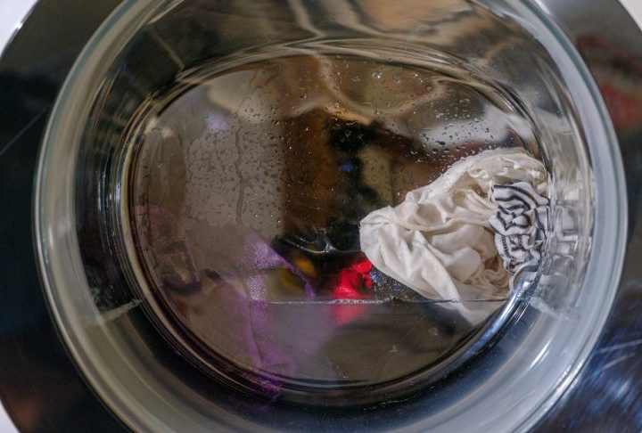 <p>Por outro lado, alguns objetos que costumam ser lavados manualmente podem, sim, ir para a máquina, desde que ela seja configurada corretamente; veja!</p>
