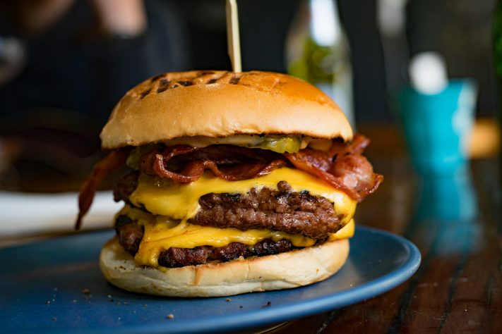 Hamburger com bacon - Fidel Fernando/Unsplash