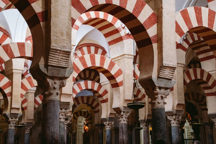 Foi nesse contexto que Madinat al-Zahra, construída por Abd al-Rahman III, tornou-se sede administrativa e residência da corte do Califado de Córdoba. Localizado nos arredores da cidade, o grandioso complexo simbolizava o poder e o prestígio da dinastia omíada.