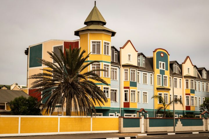 7º) Swakopmund, Namíbia: Localizada entre o deserto do Namibe e o oceano Atlântico, Swakopmund é conhecida por sua arquitetura de influência alemã e pelo turismo de aventura nas dunas.