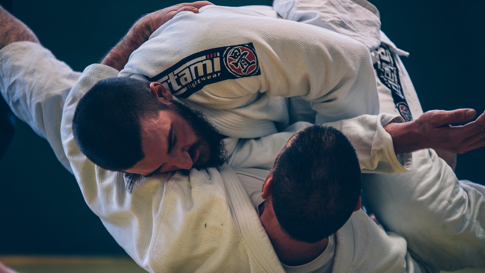 <p>Hoje, o jiu-jitsu Ã© praticado em dezenas de paÃ­ses e continua em expansÃ£o. A combinaÃ§Ã£o de tradiÃ§Ã£o, eficiÃªncia e filosofia de respeito mantÃ©m a arte marcial relevante. Assim, o esporte segue conquistando novos adeptos ao redor do mundo</p>
