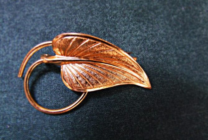 Elegantes ou bregas? Broches voltam à moda e ganham destaque nas passarelas