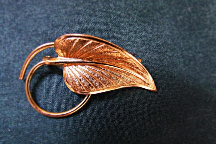 Com o tempo, passaram a ganhar valor decorativo e simbólico, sendo feitos em metais preciosos e usados pela nobreza. No século 19, tornaram-se populares como acessórios elegantes, muitas vezes com retratos ou temas florais. 