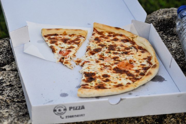 Papel engordurado: Caixas de pizza, embalagens de refeições entregues em casa e guardanapos já utilizados geralmente não podem ser reciclados, porque a gordura e os resíduos de alimentos contaminam o papel e dificultam o reaproveitamento de suas fibras.
