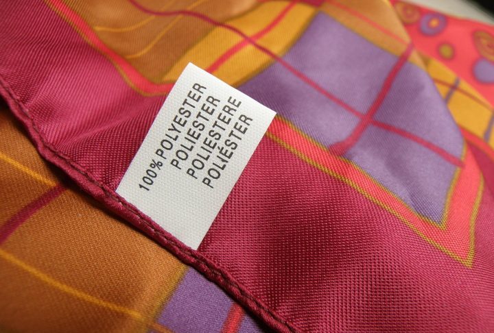 <p>“Se você está pensando em lavar uma peça de roupa que tem uma etiqueta de cuidados, que não tem nenhuma etiqueta, ou ainda que pode desbotar, é melhor pecar por excesso de cautela e presumir que ela não pode ser lavada na máquina”, explicou um especialista da “Which?”.</p>
