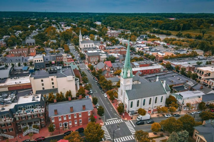 5º) Fredericksburg, Estados Unidos: Fundada por imigrantes alemães no século 19, Fredericksburg preserva traços dessa herança cultural em sua arquitetura, gastronomia e festivais, além de ter se tornado um polo de enoturismo no Texas.