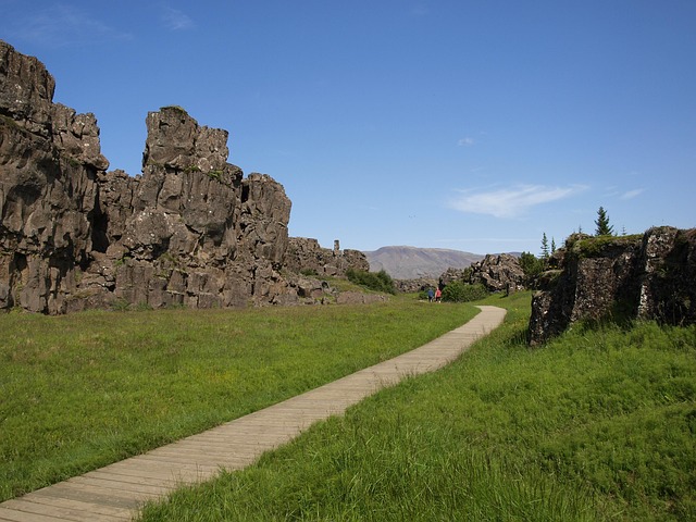 Esse afastamento contínuo das placas tectônicas, aliás, molda o vale de Thingvellir, em uma separação de 1 a 3 centímetros por ano. O processo dá origem a fendas impressionantes como Almannagjá e Silfra. 

