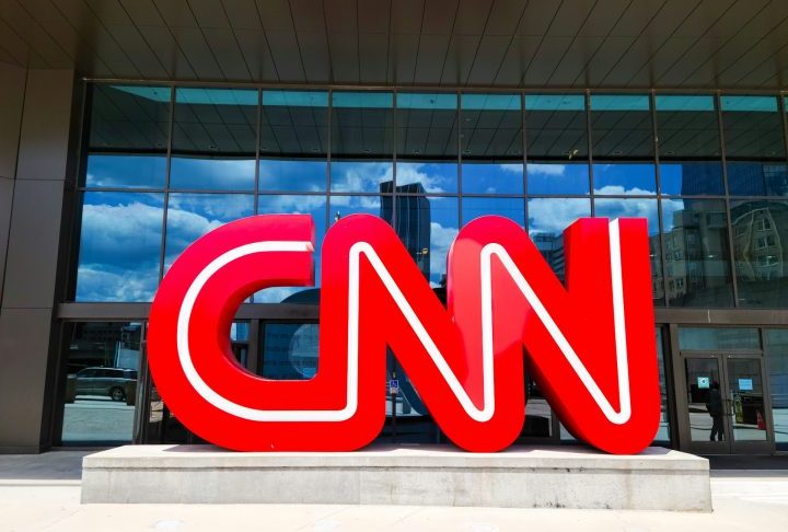 <p>No jornalismo, o controle conjunto da CNN e da CBS News coloca os Ellison no centro do debate político e social, embora já desperte controvérsias editoriais.</p>
