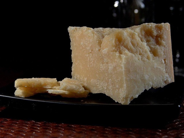 <p>Além das receitas, o parmesão pode ser degustado puro, em lascas. Nessa forma, é possível apreciar plenamente sua textura granulosa, seus cristais e o equilíbrio de sabores.</p>
