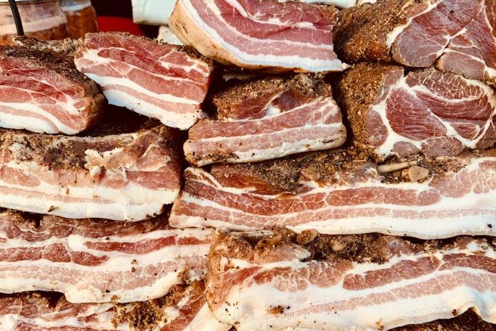 <p>Depois disso, o bacon costuma ser defumado, o que lhe dá um aroma característico e sabor intenso. Em geral ele é vendido cru, em fatias, e precisa ser frito ou assado antes de ser consumido.</p>
