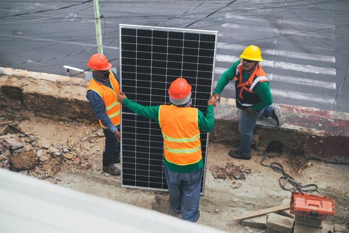 O custo inicial de aquisição e montagem, embora esteja em queda, ainda representa uma barreira para muitos consumidores. Outro desafio está relacionado à necessidade de espaço adequado para a instalação correta dos equipamentos.