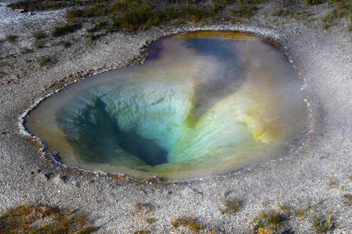 <p>Em Yellowstone, a terra parece estar “viva”. O parque abriga aproximadamente 62% do total de fontes geotermais e gêiseres existentes em todo o planeta.</p>

