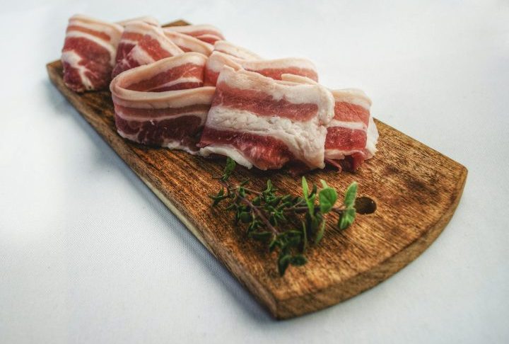 <p>O grande diferencial do bacon em relação aos outros dois é que ele passa por um processo de cura, em muitos casos com sal, açúcar e especiarias.</p>

