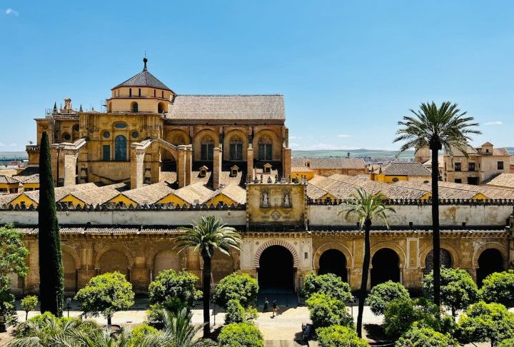 Entre os séculos IX e X, Córdoba tornou-se uma das maiores e mais prósperas cidades da Europa. Em 929, Abd al-Rahman III proclamou o Califado de Córdoba, transformando a cidade na capital de um poderoso Estado islâmico que controlava grande parte da Península Ibérica.
