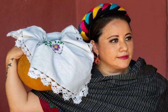 Mulher mexicana usando Kohl, tradicional pigmento escuro utilizado ao redor dos olhos, delineador – Pexels/Vintage Lenses