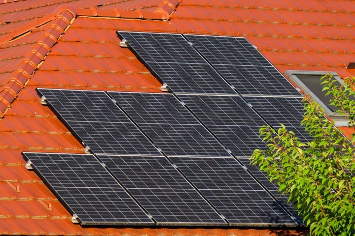 Com os avanços tecnológicos, os painéis solares tornam-se cada vez mais eficientes, duráveis e economicamente viáveis e representam uma solução estratégica para ampliar o uso de energia limpa e sustentável no futuro.