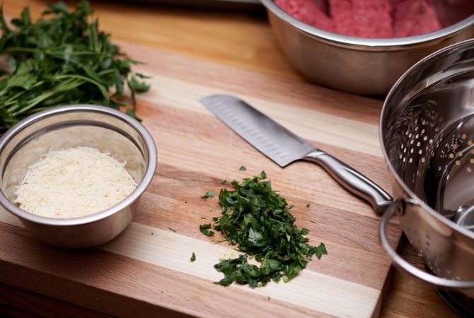 Cristais de sabor: conheça a origem e a magia do queijo parmesão