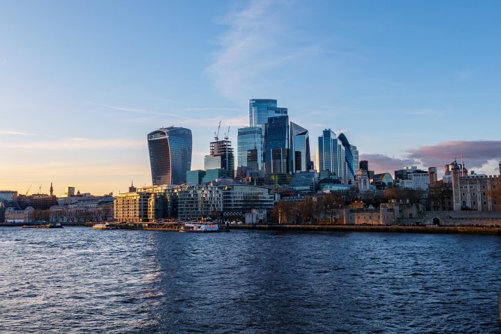 <p>O 20 Fenchurch Street foi projetado pelo renomado arquiteto uruguaio Rafael Viñoly e foi concluído em 2014. Tem aproximadamente 160 metros de altura.</p>
