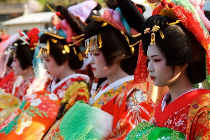 <p>No Japão, por exemplo, as gueixas — artistas tradicionais da cultura japonesa — utilizam o vermelho como símbolo de proteção.</p>
