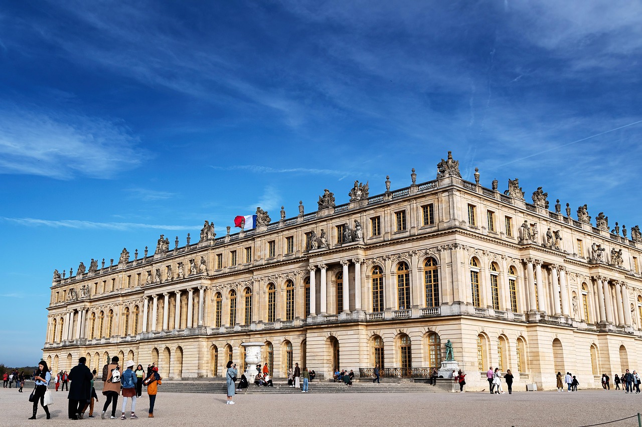 Sedia eventos oficiais e exposições que mantêm viva sua relevância. Assim, Versalhes continua a unir passado e presente em um cenário de esplendor.