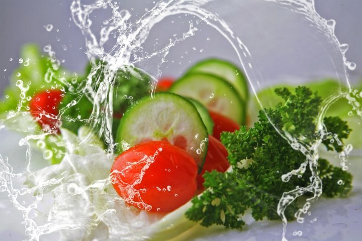 <p>A pesquisa identificou que apenas 28,5% das pessoas higienizam frutas corretamente e 37,7% fazem a limpeza adequada de hortaliças.</p>
