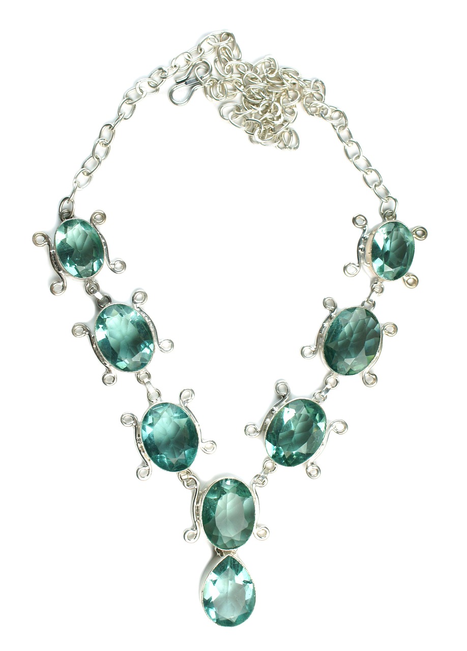 <p>O topázio verde é menos conhecido, mas igualmente fascinante, com tonalidades que variam do claro ao intenso. Essa cor é resultado de condições específicas na formação do cristal. Embora raro, desperta interesse crescente entre designers de joias. Assim, amplia ainda mais a diversidade cromática da gema.</p>
