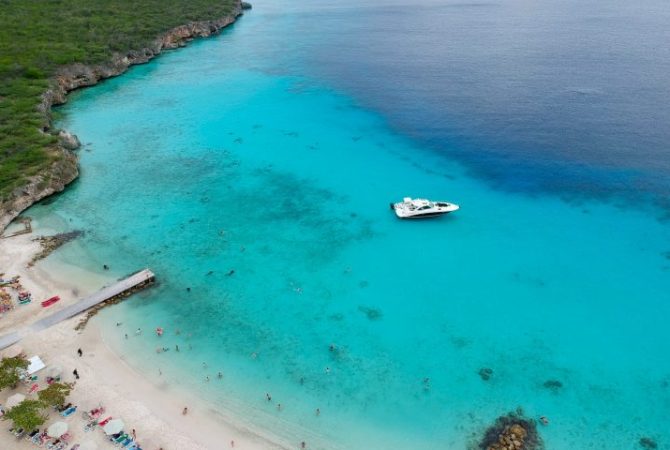 Bela, acessível e longe dos furacões: conheça a ilha de Curaçao, um paraíso na América do Sul