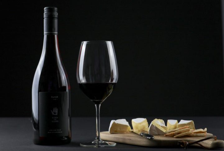 No caso das bebidas destiladas, como cachaça e uísque, o mosto fermentado ainda passa pela destilação para aumentar a concentração alcoólica. Já em bebidas como cerveja e vinho, o líquido fermentado segue outras fases até se tornar o produto final. 