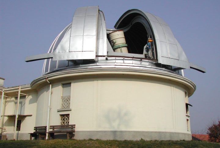 <p>Um de seus principais destaques é o telescópio Zeiss, instalado na cúpula central, do qual milhões de visitantes já observaram a Lua, planetas e outros corpos celestes.</p>
