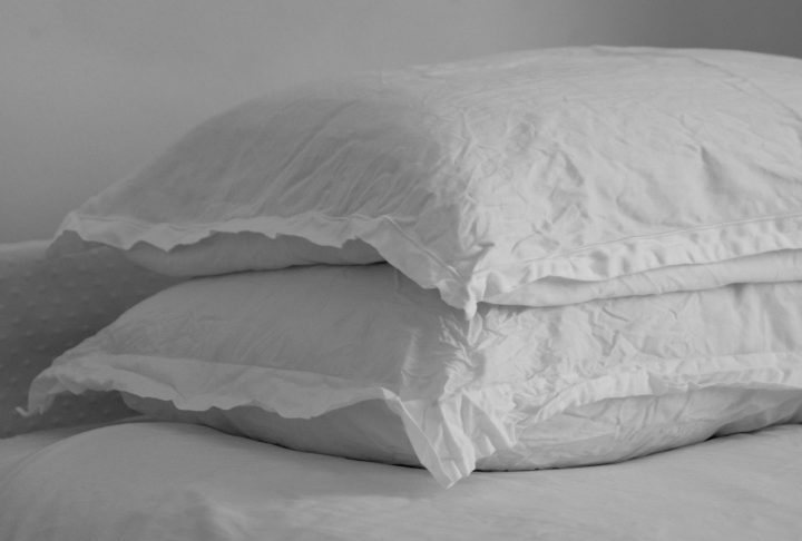 <p>Espuma viscoelástica: Travesseiros deste material são frágeis e também não são recomendados, já que podem rasgar ou perder sua estrutura durante a lavagem.</p>
