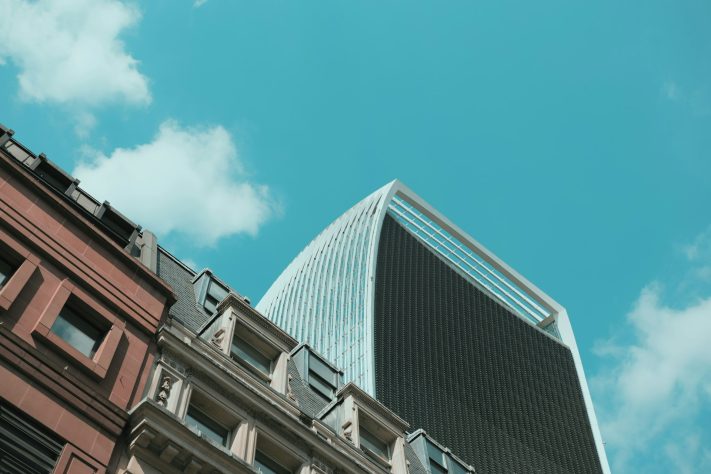 Edifício 20 Fenchurch Street, em Londres, danificou carros na rua – Thom Law/Unsplash