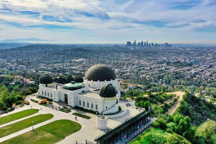 <p>Além do aspecto científico, o observatório oferece uma das vistas mais privilegiadas da cidade, abrangendo desde o centro de Los Angeles até o Oceano Pacífico.</p>

