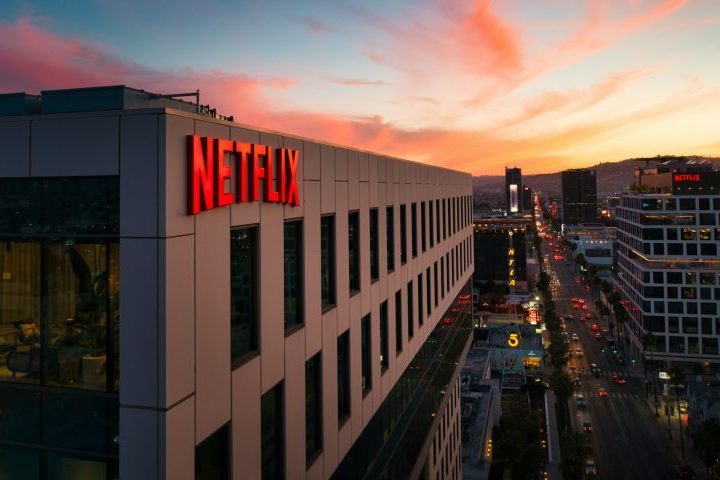 <p>Enquanto a Netflix oferecia US$ 83 bilhÃµes apenas por ativos de streaming e estÃºdio, a Paramount propÃŽs a compra de todo o grupo, incluindo dÃ­vidas e canais de TV paga.</p>
