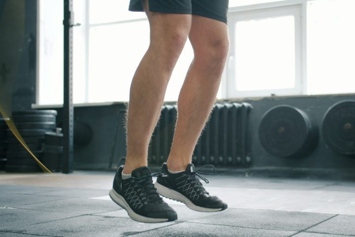 Por ser um exercício de alta intensidade, pular corda eleva rapidamente a frequência cardíaca e estimula o metabolismo, favorecendo o emagrecimento quando praticado com regularidade.