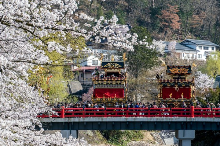 8º) Takayama, Japão: A cidade é famosa por seu centro histórico impecavelmente preservado, o Sanmachi Suji. Suas ruas antigas e hospedagens tradicionais do tipo ryokan criam uma experiência cultural muito próxima da vida japonesa tradicional.