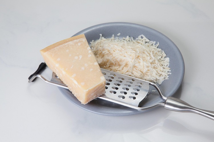 O queijo parmesão é um ícone da gastronomia mundial, presente em massas, sopas, pizzas e até em pratos simples como ovos mexidos. Sua história remonta à tradição italiana, especialmente às regiões de Parma e Reggio Emilia, onde nasceu como um produto artesanal e ganhou fama internacional. Hoje, ele é sinônimo de sabor intenso e versatilidade na cozinha. -  (crédito: Imagem de Ralf por Pixabay)