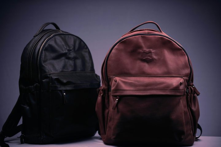<p>Mochilas: Geralmente sÃ£o permitidas, mas Ã© importante evitar modelos com couro, bordados ou revestimentos especiais, que podem nÃ£o resistir ao processo.</p>

