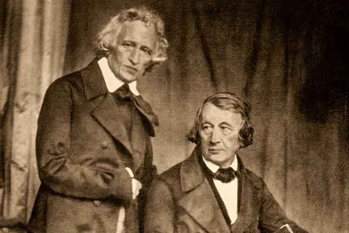 A Floresta Negra inspirou histórias dos Irmãos Grimm e mitos germânicos. O ambiente sombrio e misterioso serviu de cenário para contos como “Hansel e Gretel”. Essas narrativas reforçam o imaginário popular europeu.