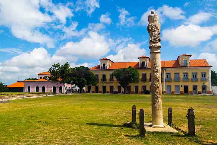 Entre os destaques desse conjunto estão as ruínas do Palácio Negro e da Igreja de São Matias a Igreja do Carmo, além do pelourinho e de sobrados que resistem ao tempo com fachadas desgastadas, mas carregadas de história. 
