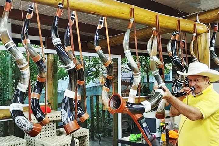 O berrante produz um dos sons mais característicos do interior do Brasil, relacionado à rotina dos boiadeiros. Seu toque ecoa por grandes distâncias e organiza o trabalho no campo. Feito geralmente de chifre de boi, o instrumento é moldado artesanalmente. O tamanho influencia o timbre e a potência do som emitido. -  (crédito:  Reprodução do Youtube)