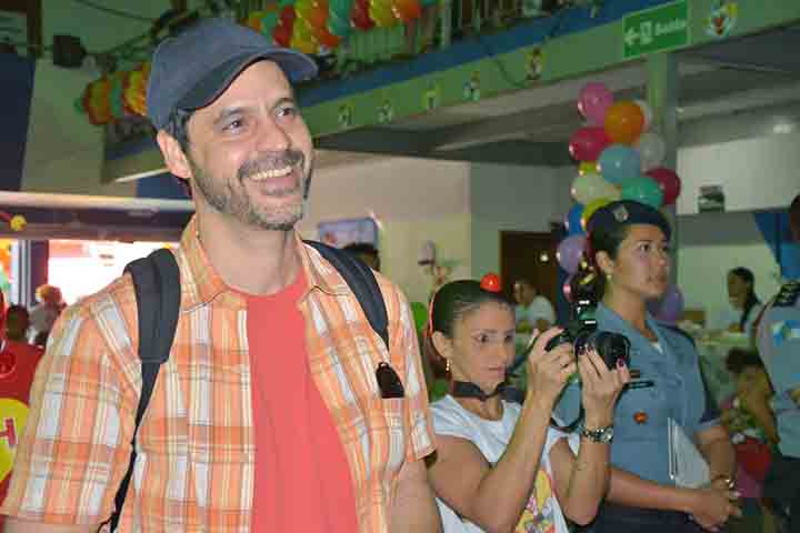 “Estou vivendo aquele sonho de criança, de quando você vê um filme e tem muita vontade de entrar nele… Eu entrei (risos)”, confessou Bruno Garcia. Criada e escrita por Lucas Paraizo, a série conta com direção artística de Luisa Lima. A terceira temporada ainda reúne nomes como Lázaro Ramos, Mariana Lima, Carol Duarte e Adanilo no elenco.
