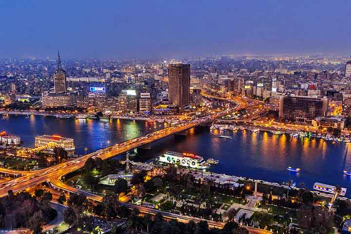 O Cairo é uma das cidades mais vibrantes do mundo, onde tradição e modernidade se encontram em cada esquina. Conhecida como a “Mãe do Mundo”, abriga monumentos milenares e uma vida urbana intensa que fascina visitantes. As pirâmides de Gizé, o Museu Egípcio e o Rio Nilo são apenas alguns dos ícones que revelam sua importância histórica e cultural. O contraste entre mercados tradicionais e avenidas modernas mostra a diversidade da capital do Egito. A cidade é também um centro religioso, político  -  (crédito:  Wael El Sisi /Wikimédia Commons)
