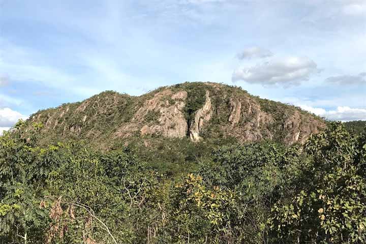 O Domo de Araguainha é uma das formações geológicas mais impressionantes e estudadas da América do Sul, não apenas por suas dimensões, mas pelo que revela sobre a história profunda do planeta. Localizado na divisa entre os estados de Mato Grosso e Goiás, entre os municípios de Araguainha e Ponte Branca, trata-se da maior cratera de impacto já identificada no continente sul-americano, com cerca de 40 quilômetros de diâmetro. A estrutura, também chamada de astroblema, é o resultado da colisão de u -  (crédito:  - Joana Sanchez/UFG .)